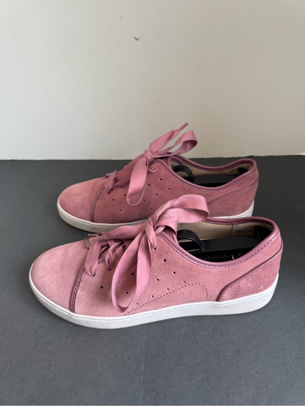 Vionic Keke mauve/lavender suede wide satin laces sneakers. Size 9.5 - Picture 7 of 14